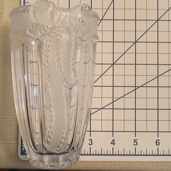 Glass Vase with Tied Bow and Ribbon, Pre-owned - Picture 6 of 8